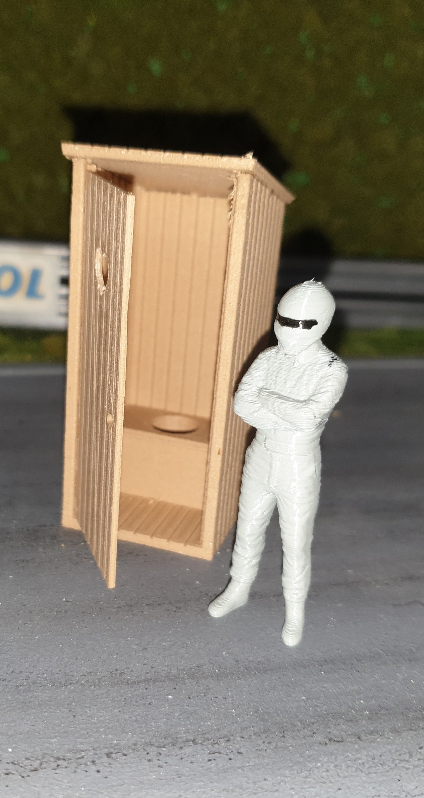 Toilettenhaus Holzoptik Bausatz 1:32 SMPK132H