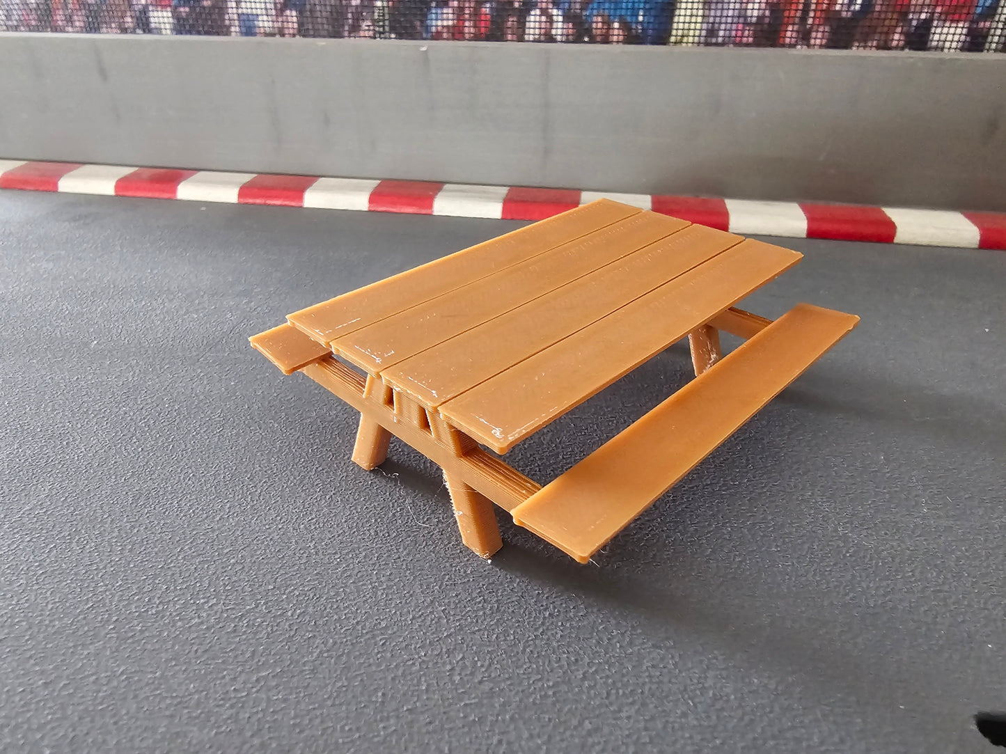 Pickniktisch Bausatz Holzoptik 1: 32 PIK132W