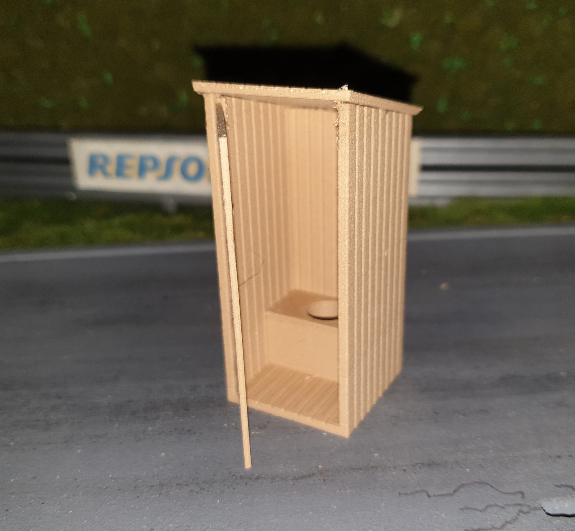 Toilettenhaus Holzoptik Bausatz  1:32 SMPK132H