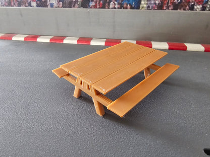 Pickniktisch Bausatz Holzoptik 1: 32 PIK132W