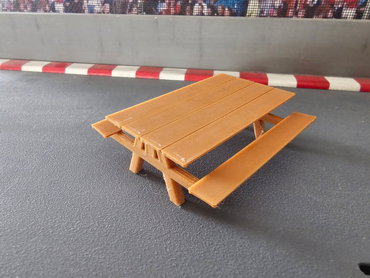 Pickniktisch Bausatz Holzoptik 1: 32 PIK132W